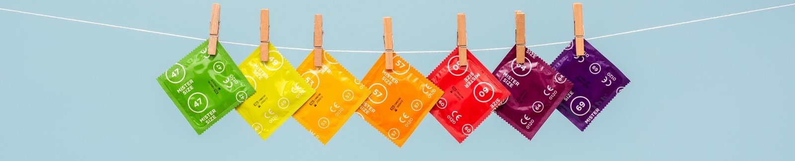 Mister Size condooms in verschillende maten op een lijn