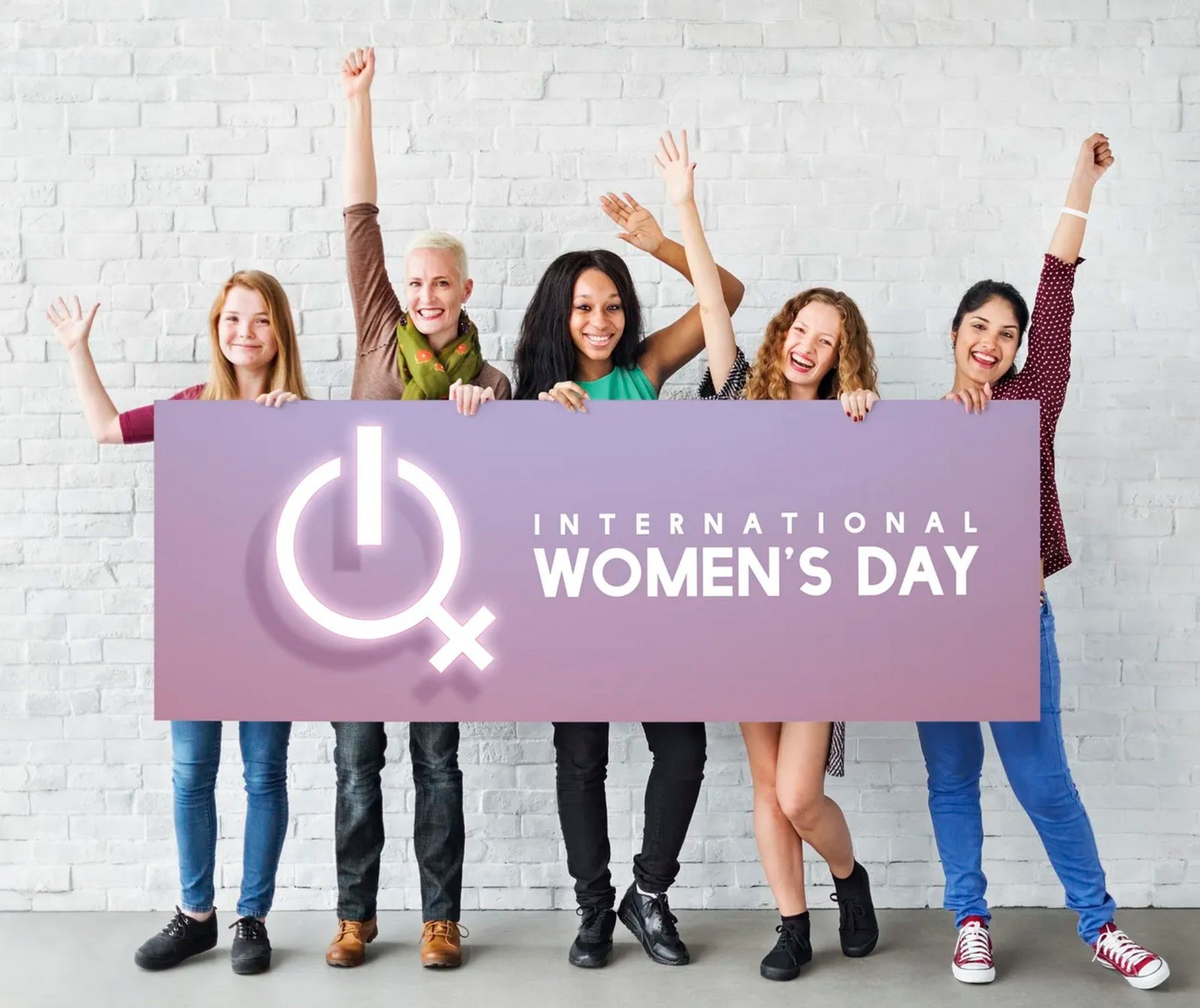 Vrouwen achter een bord voor Internationale Vrouwendag 2023