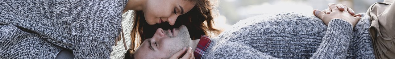 Bannière Couple s'embrassant