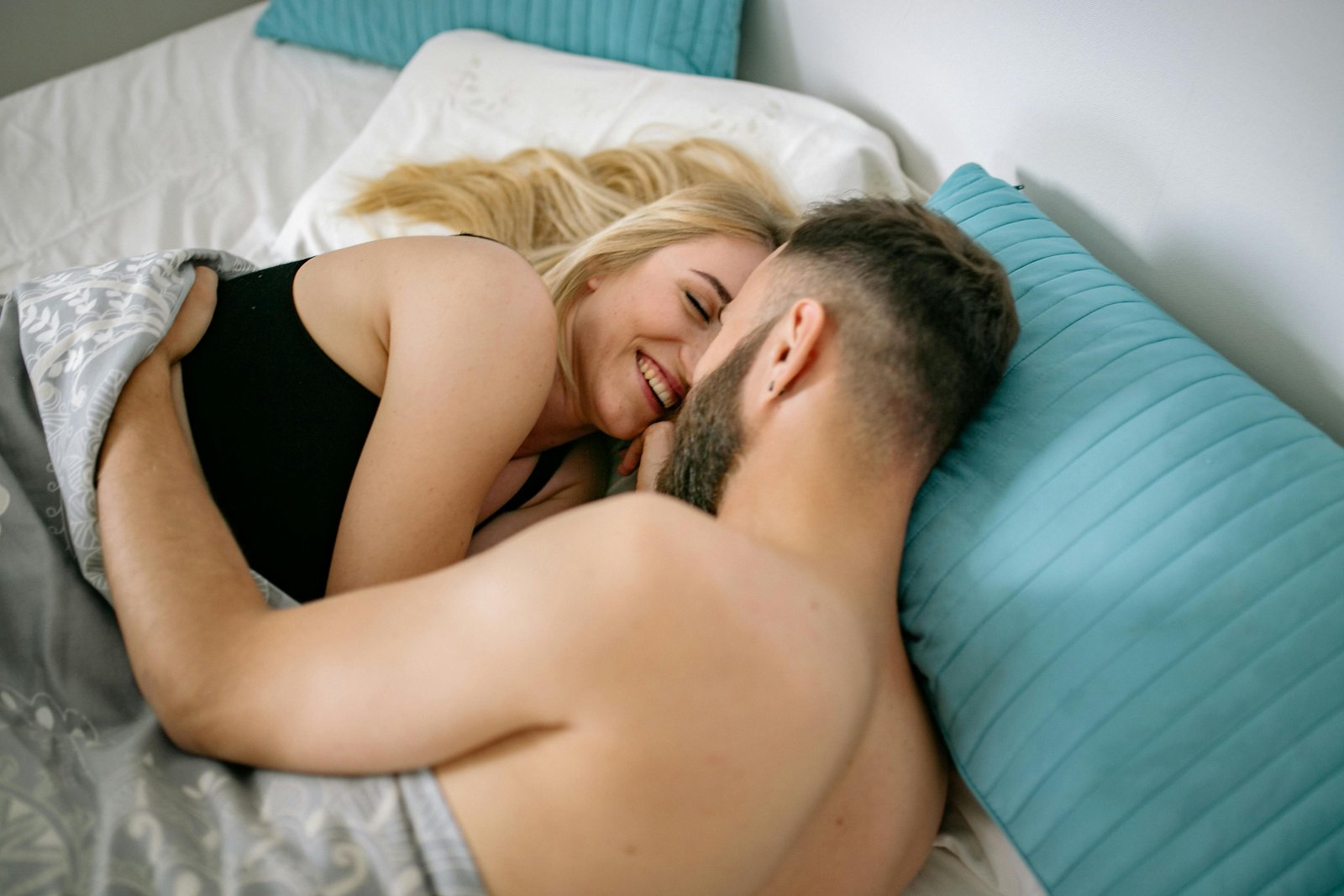 L'homme et la femme se câlinent au lit comme programme de bien-être