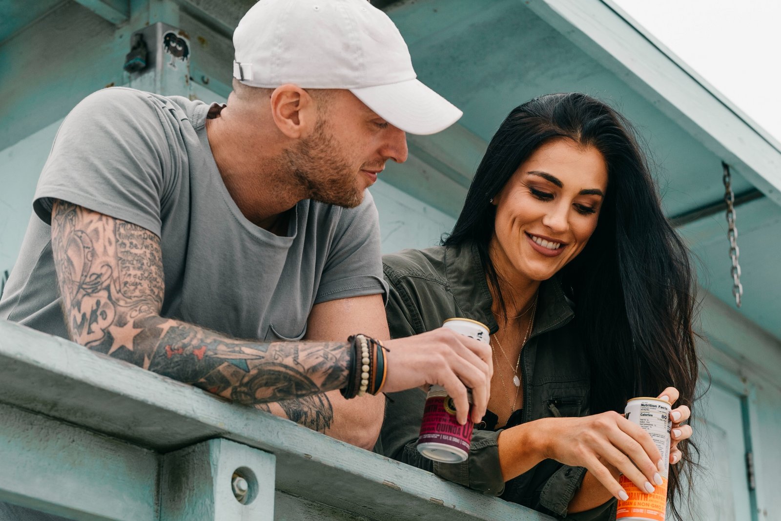 Man en vrouw flirten in de zomer