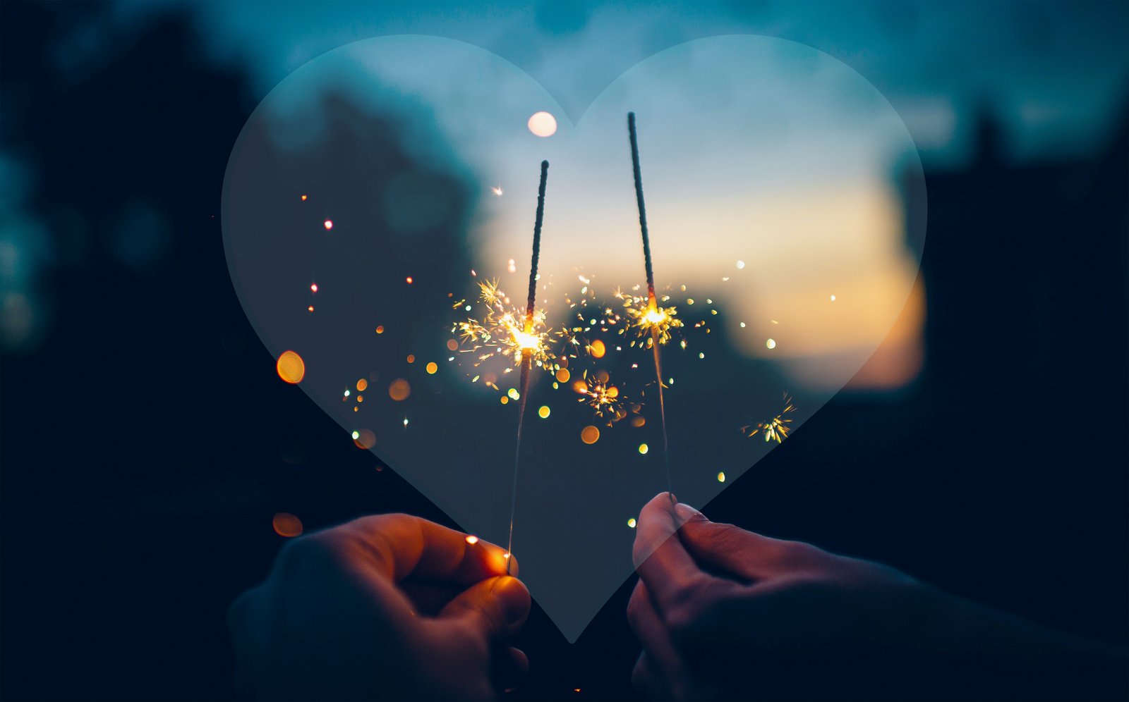 Couple d'amoureux avec des cierges magiques pour le Nouvel An