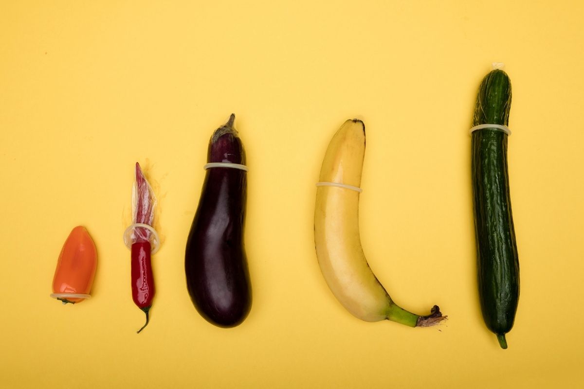 Condooms op groenten en fruit van verschillende grootte
